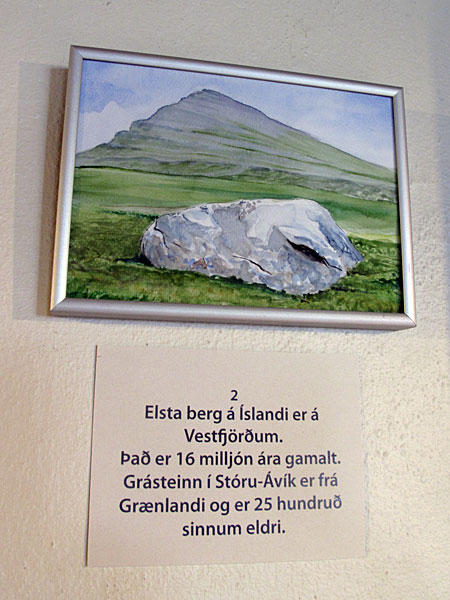 Djúpavík. Ausstellung: Ómar Smári Kristinsson und Nína Ivanova - "25". - "Das älteste Gestein auf Island befindet sich in den Westfjorden -  mit einem Alter von ca. 16 Millionen Jahren. Der "Grásteinn" (Der graue Stein) in Stóra-Ávík stammt von Grönland und ist 250 mal älter als die Westfjorde." (18.07.2010)