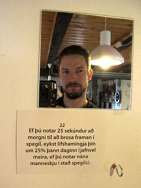 Djúpavík. Ausstellung: Ómar Smári Kristinsson und Nína Ivanova - "25". - "Wenn Du jeden Morgen 25 Sekunden dich im Spiegel anlächelst wirst du den Tag über 25% glücklicher sein (und noch mehr, wenn du eine Person anlächelst anstatt in den Spiegel)." (18.07.2010)