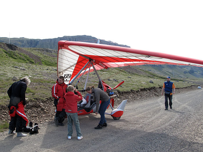 Djúpavík. Stefan Erdmann and Þórhallur Óskarsson in Djúpavík. - After a short luch break at the hotel we went back to the runway (the road). But a young woman wanted to take a short flight trip before leaving. (20 July 2010)