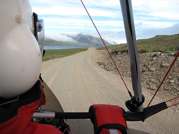 Djúpavík. Stefan Erdmann und Þórhallur Óskarsson in Djúpavík. - Und ich durfte dann auch mitfliegen! Es war beeindruckend. Vielen vielen Dank an Stefan und Þórhallur fr diesen Flug... (20.07.2010)