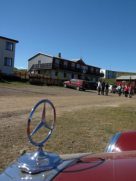 Djúpavík. Der Alte-Auto-Club in Djúpavík. - Aus Reykjavík in die Westfjorde und nach Djúpavík - Autos von Mitgliedern des '<a href='http://www.fornbill.is/' target='_blank' class='linksnormal'>Fornbílaklúbbsins Íslands</a>' ('Verein Oldtimer in Island'). (24.07.2010)