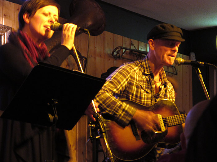 Reykjavík. Konzert Ellen Kristjáns im Rósenberg. - Ellen zusammen mit ihrem Bruder KK. (07.12.2010)