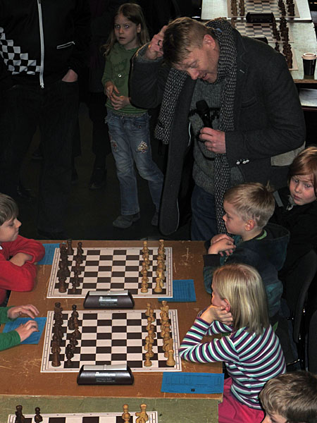 Reykjavík. Schachturnier für Kinder im Rathaus. - ... und versucht etwas Hilfestellung zu geben! (18.12.2010)