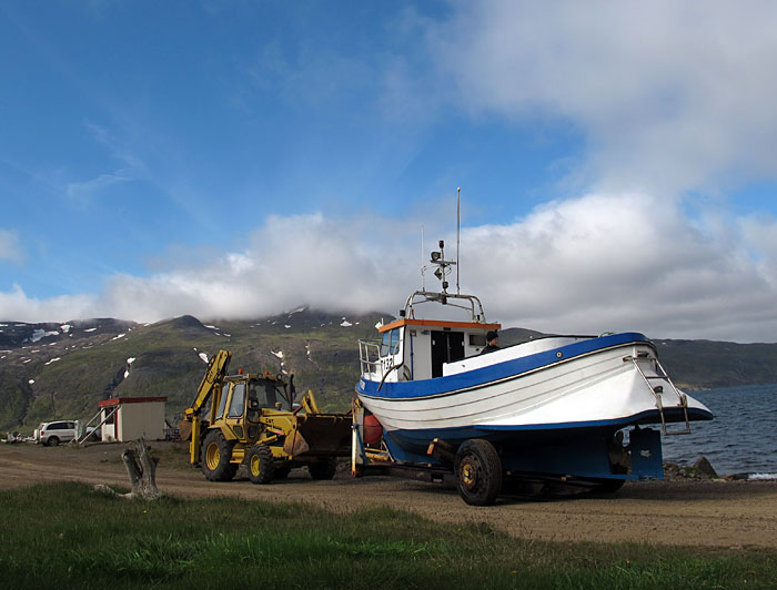 Djúpavík. Djúpfari geht zu Wasser. - Auf dem Weg zum Wasser I. (09.07.2011)