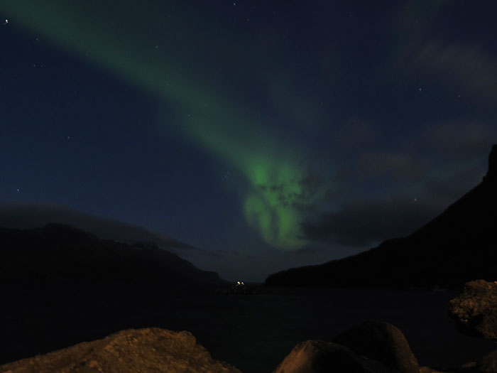 Djúpavík. Grüne Wolken (Nordlichter). - ... aber wer ist das denn nun? (10.09.2011)