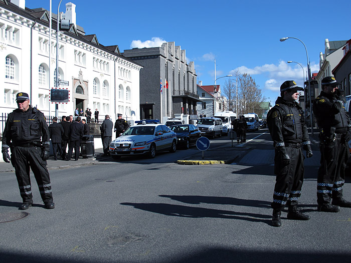 Reykjavík. Ein Besucher und eine Demonstration. - Der chinesische Premierminister Wen Jiabao besucht Island. Im Kulturhaus trafen er und seine Mitreisenden Vertreter aus Islands Politik und Wirtschaft. (20.04.2012)