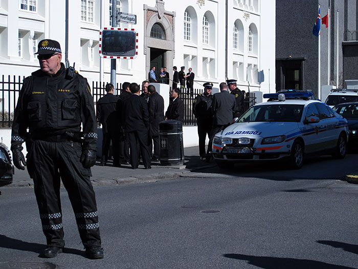 Reykjavík. Ein Besucher und eine Demonstration. - Der chinesische Premierminister Wen Jiabao besucht Island. Im Kulturhaus trafen er und seine Mitreisenden Vertreter aus Islands Politik und Wirtschaft. (20.04.2012)