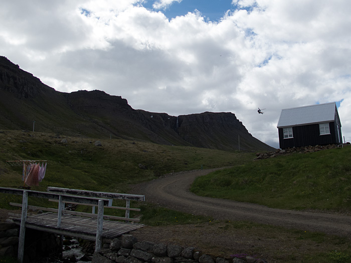 Djúpavík. Auf der Suche nach dem Eisbären ... - ... landete dieser Hubschrauber auf der Wiese hinter Djúpavík. (05.07.2012)