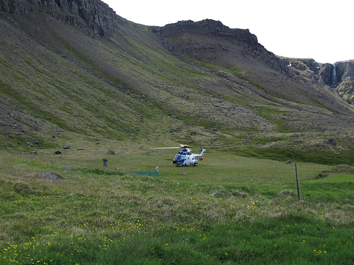Djúpavík. Auf der Suche nach dem Eisbären ... - Der Hubschrauber der Küstenwache (<a href='http://www.lhg.is/english' target='_blank' class='linksnormal'>Icelandic Coast Guard</a>, <a href='http://www.lhg.is/' target='_blank' class='linksnormal'>Landhelgisgæsla Íslands</a>. (05.07.2012)