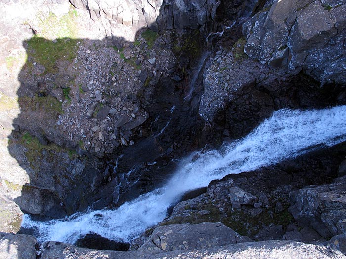 Djúpavík. Wandern, aber nur etwas: Zum Wasserfall. - Und der Wasserfall, der von unten doch einen anderen Eindruck macht. (06.08.2012)