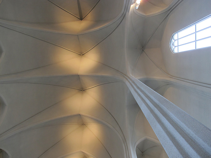 Reykjavík. Hallgrímskirkja. Inside view, aloft. - II. (<a href='http://en.wikipedia.org/wiki/Hallgr%C3%ADmskirkja' target='_blank' class='linksnormal'>Hallgrímskirkja</a>). (12 October 2012)