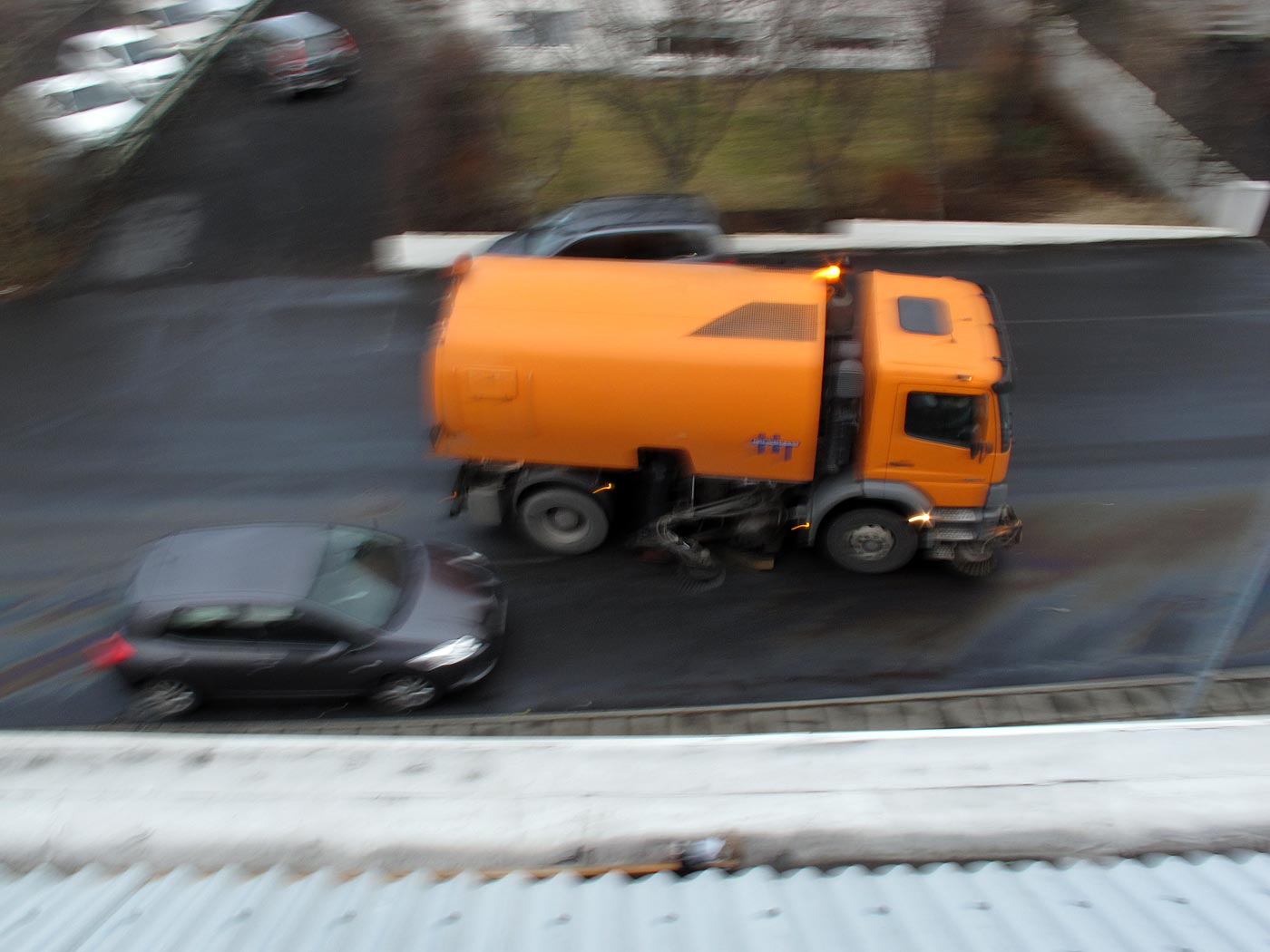 Reykjavík. How to get rid of oil on the streets in Reykjavík. - The local environmental protection office is getting rid of this oil (...). (19 February 2013)