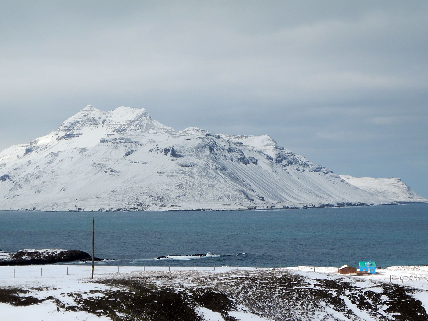 Djúpavík. An Ostern in Djúpavík. Samstag. III. - Ich bin aber auch draussen gewesen um die Gegend zu geniessen und Fotos zu machen. Der Bauernhof Stóra Ávík. Und auf der anderen Seite Krossnes. (30.03.2013)