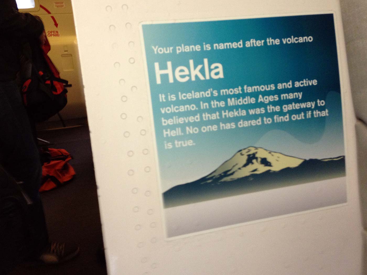Reykjavík/Keflavík. Auf dem Weg ... - Ich glaube, dass Hekla sehr oft nach Frankfurt fliegt, oder? (27.04.2013)