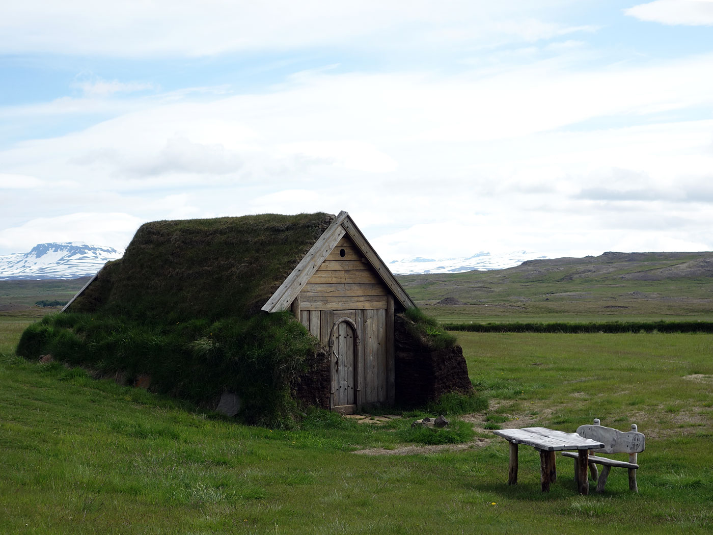 Rund um Island. Tag IV. Borgarfjörður eystri - Langanes. - Eine 'sehr alte' Kirche - Geirsstaðir in Hróarstunga, ein Nachbau einer Torfkirche aus der Zeit der Vikinger (930-1262). (05.07.2013)