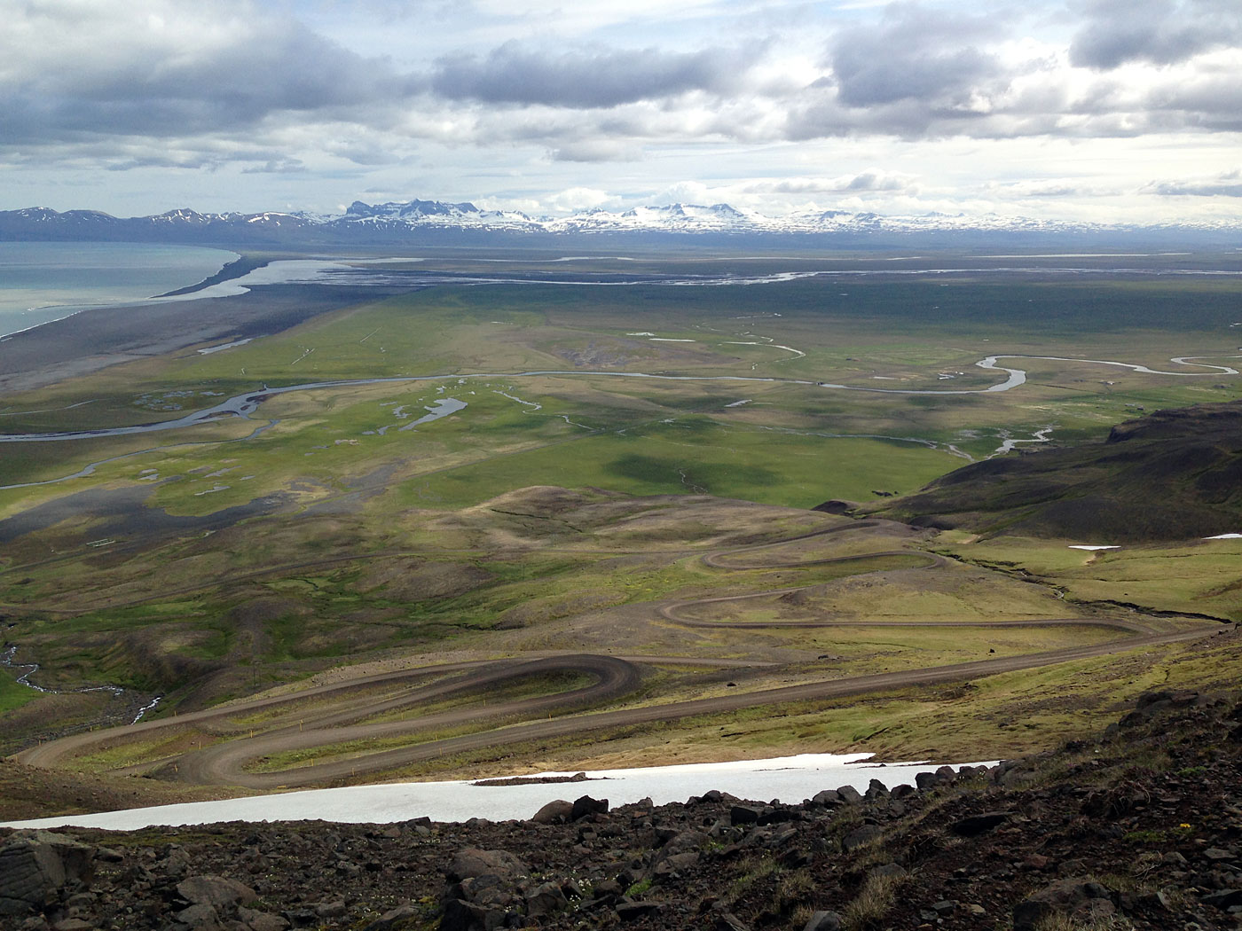 Rund um Island. Tag IV. Borgarfjörður eystri - Langanes. - Ein ganzes Stück weiter, und oben - nun auf der Strasse 917 aber wieder mit Blick auf die Bucht Héraðsflói bzw. den Strand Héraðssandur. (05.07.2013)