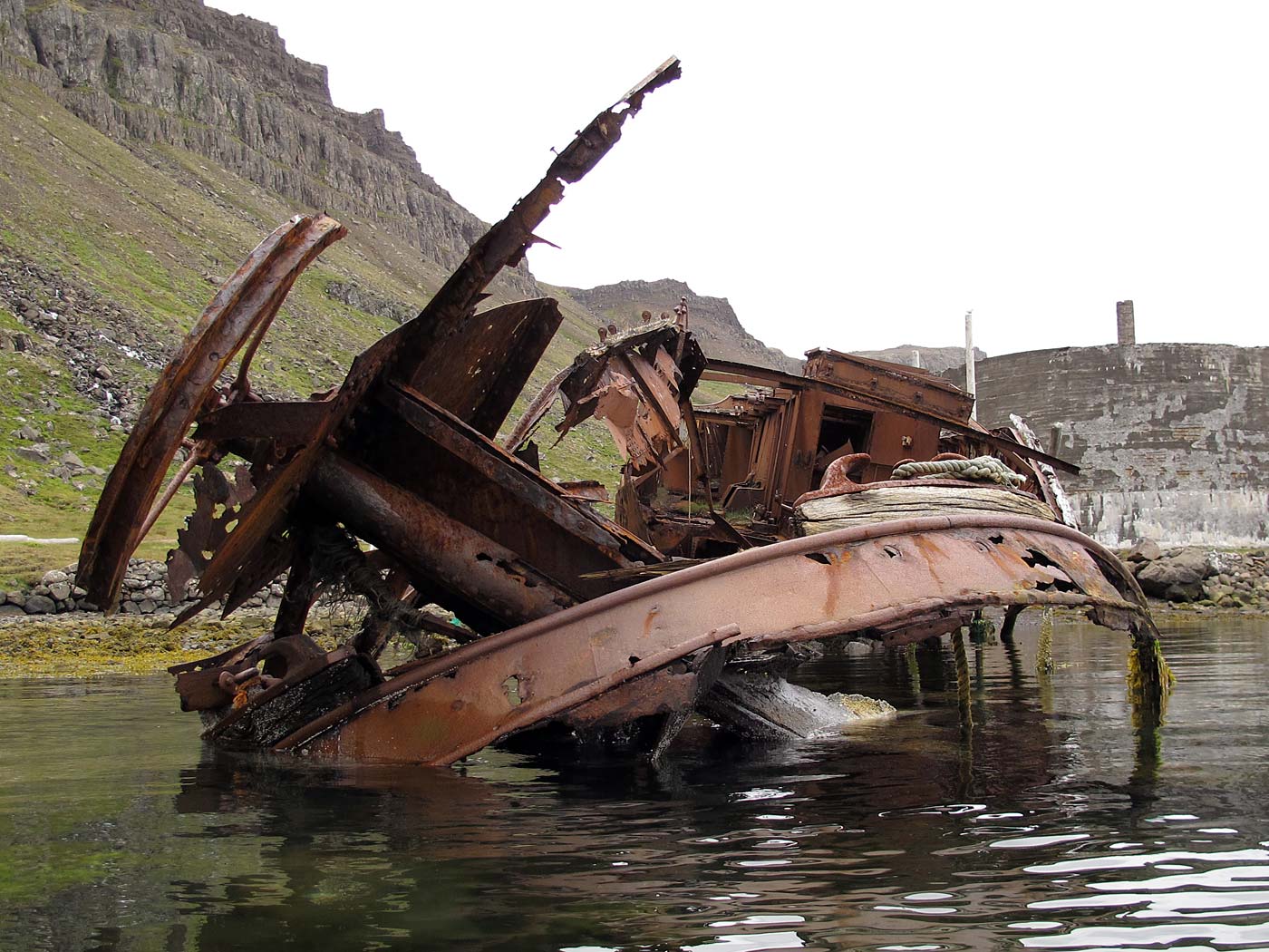 Djúpavík. Ein Ausflug mit dem Kajak. - Die Reste des Schiffes M/S Suðurland. Von Jahr zu Jahr wird es nun weniger ... II. Ein <a href='/08-08/b1751.php' target='_blank' class='linksnormal'>sähnlicher Blick auf das Schiff</a>, aufgenommen im August 2008. (09.08.2013)
