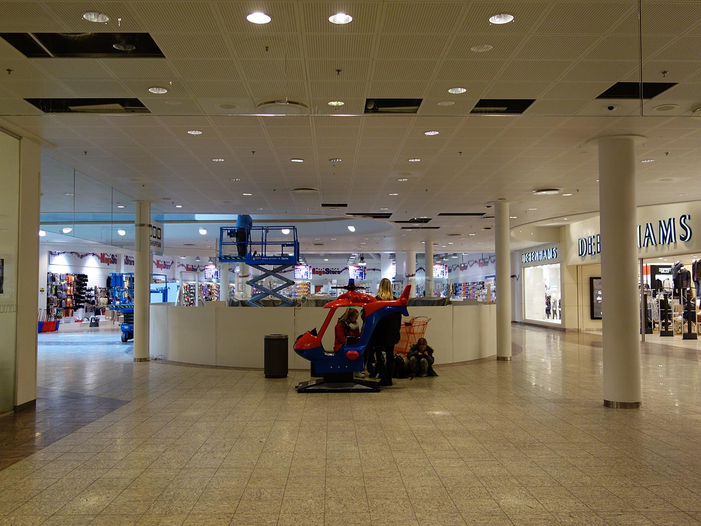 Reykjavík. Miscellaneous LXX. - Shopping mall <a href='http://en.wikipedia.org/wiki/Sm�ralind' target='_blank' class='linksnormal'>Smáralind</a> in Kópavogur. (16 till 30 September 2013)