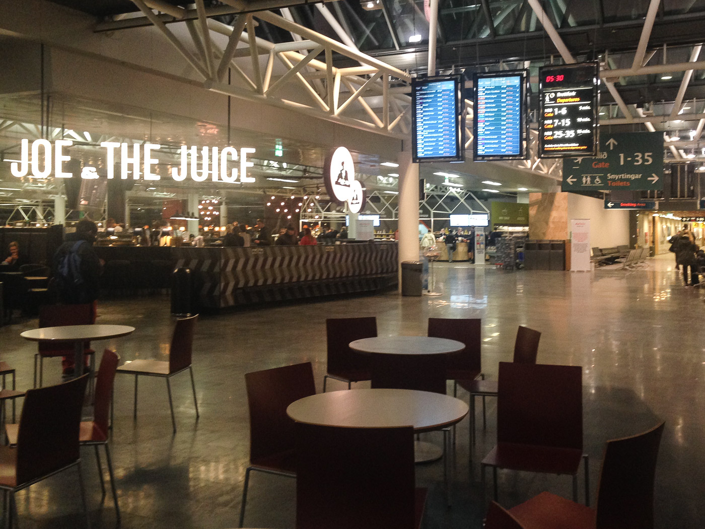 Reykjavík. Miscellaneous LXXXVI. - Keflavík Airport - a lot of changes, I dislike them. Much less space to sit/rest without having to buy something. Hmmm, also here changes to manage mass tourism! (1 till 29 April 2015)